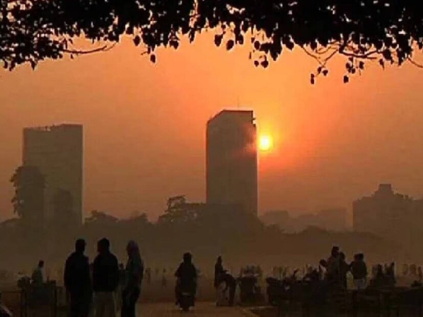 আগামীকাল থেকেই তাপমাত্রা বাড়তে শুরু করবে। আগামী তিন চার দিনে চার পাঁচ ডিগ্রি সেলসিয়াস তাপমাত্রা বেড়ে যেতে পারে। 