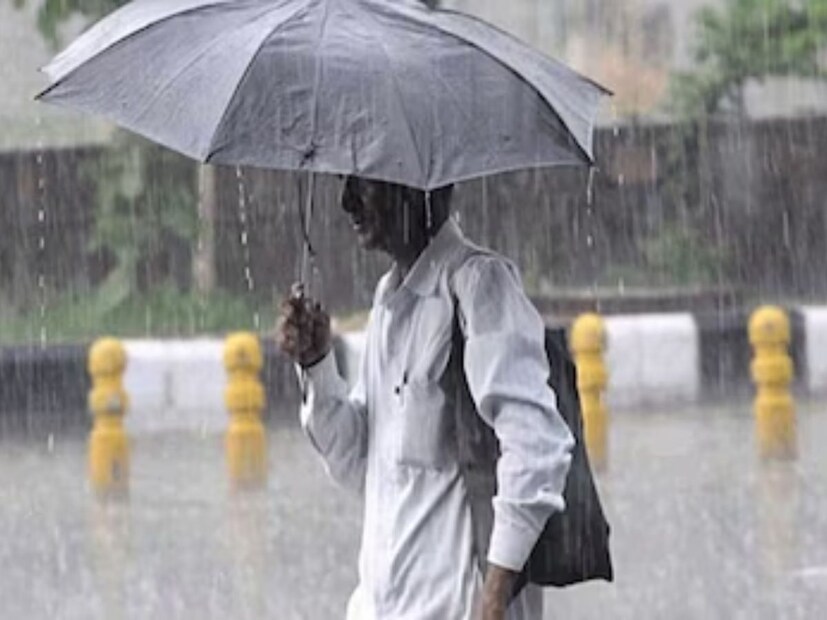 আবহাওয়ার পরিবর্তনের সঙ্গে পাল্লা দিয়ে পরিবর্তন হচ্ছে তাপমাত্রার। প্রায় ৫০-৬০ কিলোমিটার বেগে দমকা হাওয়া বওয়ার সম্ভাবনা।