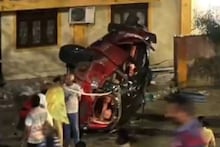 ঘোরানোর সময় নিয়ন্ত্রণ হারাল গাড়ি! দুই তরুণীকে পিষে দিয়ে সোজা বাড়িতে ঢুকল গাড়ি