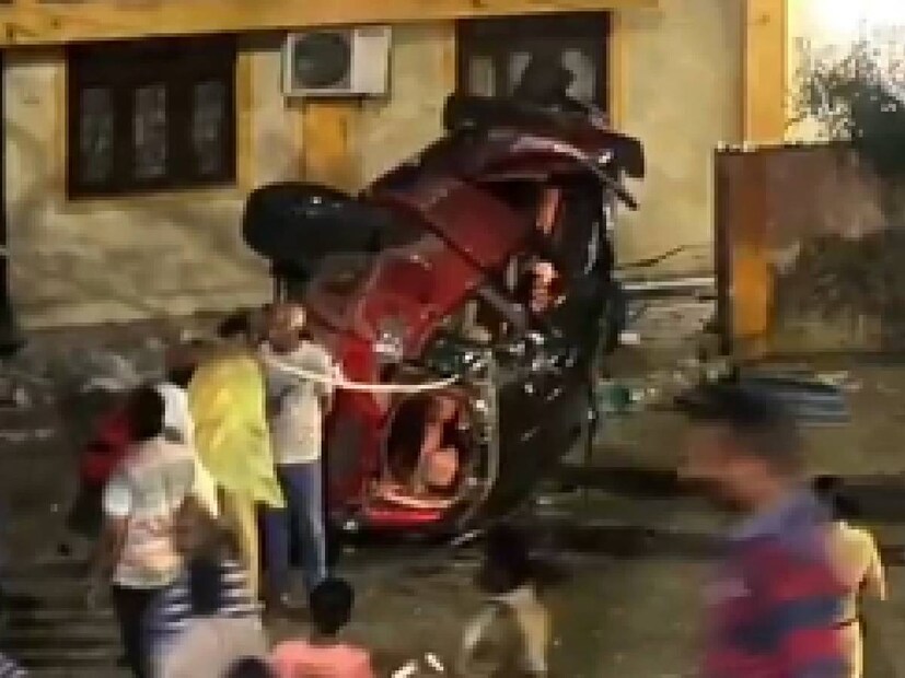 নাগপুরের কাছে আমবাজারি থানায় একটি দ্রুতগতির গাড়ি বাঁক ঘোরানোর সময় নিয়ন্ত্রণ হারিয়ে উল্টে যায়। Image: X