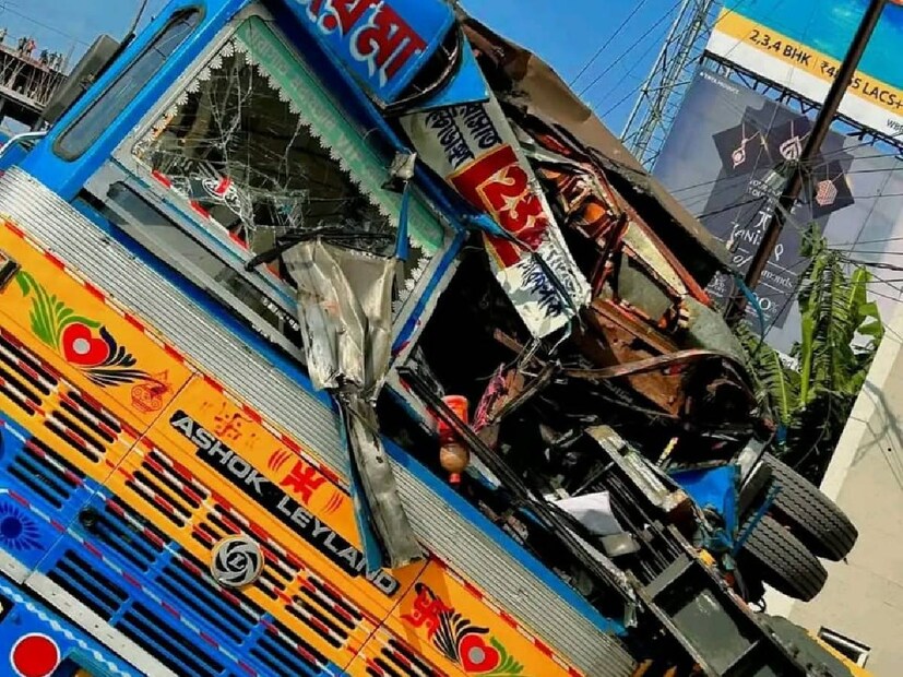 বাকি যাত্রীদের প্রাথমিক চিকিৎসার পর ছেড়ে দেওয়া হয়। পুলিশ জেসিবি গাড়ির চালককে জিজ্ঞাসাবাদের জন্য আটক করেছে। Image: Facebook