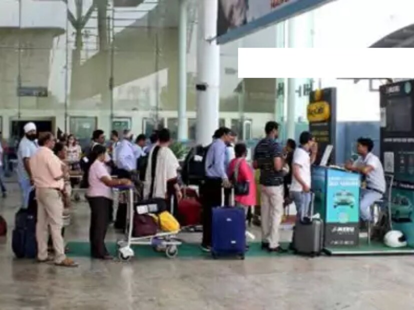 শুধু তাই নয়, এয়ারপোর্টে সিকিউরিটির বাড়াবাড়িতে অনেক সময় যাত্রীরা অতিষ্ঠ হয়ে ওঠেন। কিন্তু নিরাপত্তার কারণে দীর্ঘ সারিতে দাঁড়িয়েও সিকিউরিটি চেকের মুখোমুখি হতে হয়। বাদ যায়না সেলেব হোক বা ধনকুবের, সকলের এক দশা হয়।