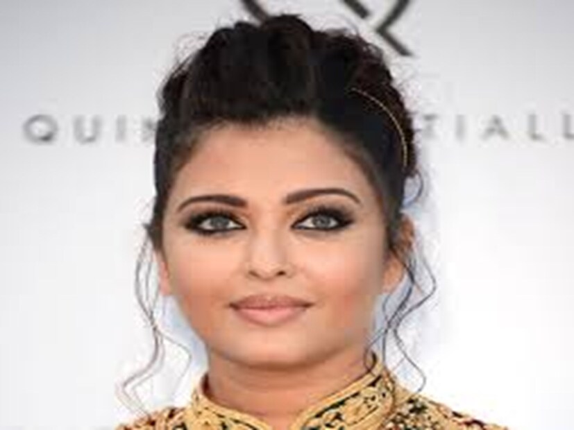  দ্য এম অথবা উইডোস পিক<br />ঐশ্বর্য রাই বচ্চনের মতো ‘ভি’ আকৃতির কপাল বিরল। এঁরা মারাত্মক প্রতিভাবান। আঁচড় থেকে সামাজ্য খাড়া করার ক্ষমতা আছে এঁদের। সমস্ত বিষয় খুঁটিয়ে দেখেন। তবে মাঝে মধ্যেই মেজাজ হারান। তাই এই কপালের লকজনদের থেকে একটু সামলে থাকাই শ্রেয়! (প্রতীকী ছবি)
