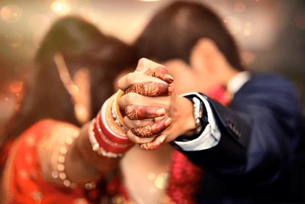 প্রথমত, প্রেমের বিবাহ এবং দেখাশোনার বিবাহের মধ্যে কোনটি ভাল তা জানা গুরুত্বপূর্ণ। আজ আমরা আমাদের এই প্রতিবেদনের মাধ্যমে আপনাদের জানাব প্রেম এবং সম্বন্ধের বিবাহের মধ্যে পার্থক্য কী।