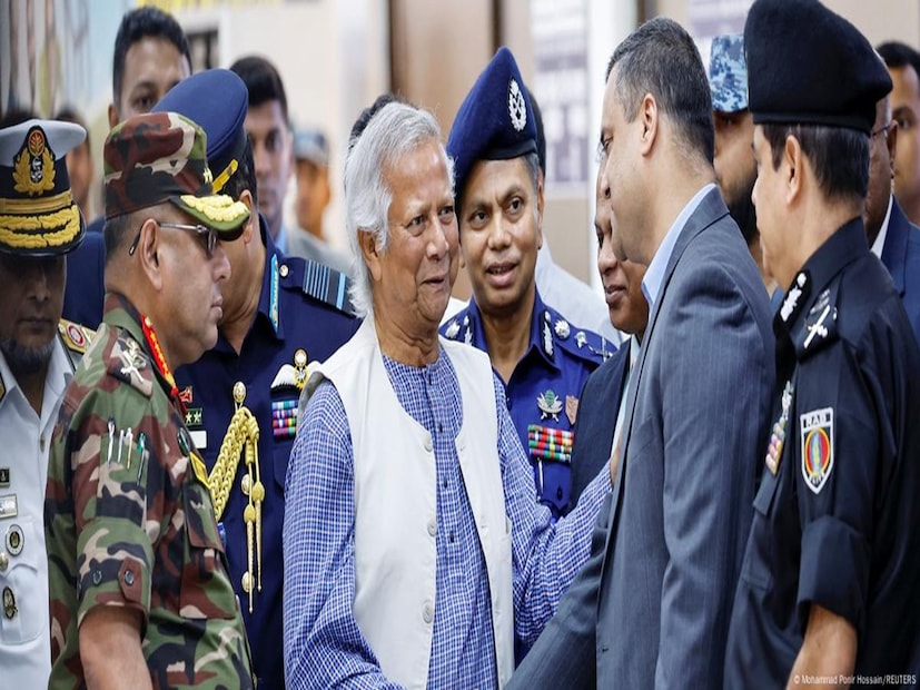 ভিডিওতে আসিফ বলেন, 'সেনাপ্রধানের দিক থেকে মূল ভেটোটা (আপত্তি) ছিল মহম্মদ ইউনূস কেন? অন্য কেউ কেন নয়? ইউনূসের নামে মামলা আছে। তিনি একজন কনভিক্টেড পার্সন (দণ্ডিত ব্যক্তি)। কনভিক্টেড পার্সন কীভাবে আসলে একটা দেশের প্রধান উপদেষ্টা হতে পারে।' 
