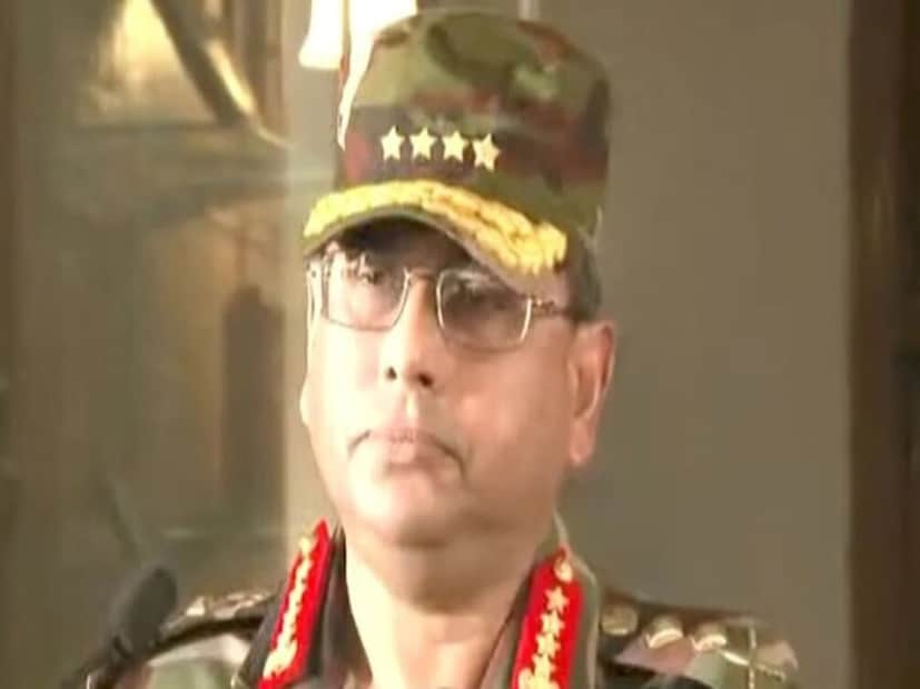 ভারত ওয়াকার উজ্জামানকে সেনাপ্রধান করতে নিষেধ করেছিল, কারণ ওয়াকার পাকিস্তানপন্থী। ওয়াকারের সঙ্গে পাকিস্তানের যোগাযোগ আগেও ছিল। তাই ওয়াকার এলে শুধু দিল্লি নয়, বিপদ হতে পারে ঢাকারও।