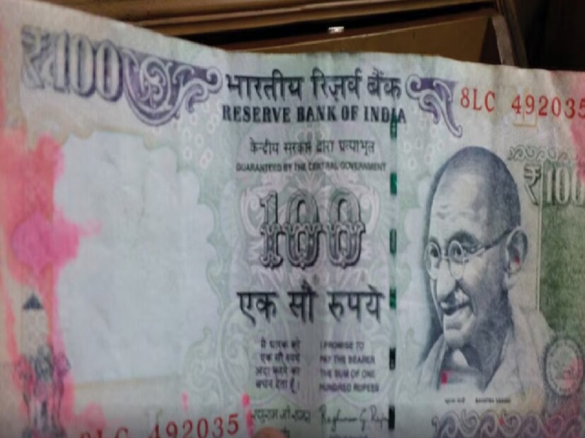 RBI বিকৃত বা পোড়া নোট বদলের জন্য যথাযথ নিয়ম তৈরি করেছে, যা প্রতিটি ব্যাঙ্ককেই অনুসরণ করতে হবে। এ বিষয়ে গ্রাহকদের জন্য কিছু নিয়মও করা হয়েছে। আরবিআই সার্কুলারে লেখা আছে কতগুলি বিকৃত, পুরানো বা পোড়া নোট বদলানো যাবে। যদিও এই নোটগুলি হোলির সময় রঙিন হয়, তবুও সেগুলি পরিবর্তন করা যেতে পারে। সরকারি বা বেসরকারি যেকোনও ব্যাঙ্কে এসব নোট বদল করা যাবে।