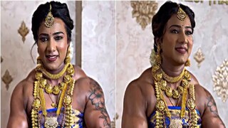 কর্ণাটকের বডিবিল্ডার চিত্রা পুরুষোত্তমের বিয়ের লুকের ভিডিও সোশ্যাল মিডিয়ায় ভাইরাল হয়েছে। ঐতিহ্যবাহী শাড়িতে ব্লাউজ ছাড়াই গয়না পরে নিজেকে সাজিয়েছেন তিনি। ভিডিওটি ৭ মিলিয়নেরও বেশি ভিউ পেয়েছে।