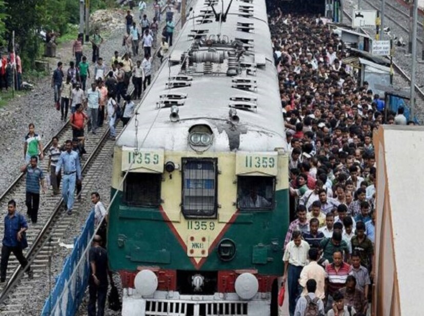 স্থানীয় বাসিন্দা ও যাত্রীদের নজরে পড়তেই বিষয়টি ট্রেনের লোকো মোটরম্যান কে জানানো হয়। এরপরই খবর পেয়ে ঘটনাস্থলে ছুটে আসে আরপিএফ ও রেল পুলিশ। দেখা যায় লাইনের উপর সারিবদ্ধ ভাবে পরপর সাজানো রয়েছে পাথর গুলি।