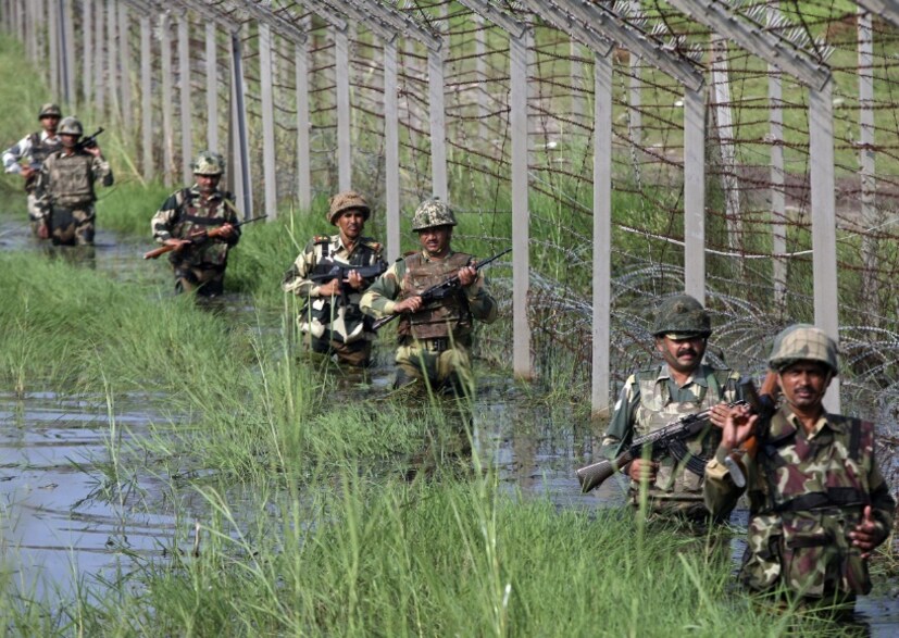ত্রিপুরার সিপাহিজলা জেলায় আন্তর্জাতিক সীমান্তের উভয় দিক থেকে একদল পাচারকারী বিএসএফ কর্মীদের উপর আক্রমণ করে, সীমান্তরক্ষী বাহিনী (বিএসএফ)ও পাচারকারীদের পাল্টা জবাব দেয় । শনিবার বিএসএফের পক্ষ থেকে এই তথ্য দেওয়া হয়েছে। বিএসএফ জানিয়েছে যে চোরাকারবারীদের আক্রমণে তাদের একজন জওয়ানও আহত হয়েছেন। বাংলাদেশ সীমান্তে প্রায়শই চোরাচালানের ঘটনা ঘটে। চোরাকারবারী এবং অনুপ্রবেশকারীদের যাতে সময়মতো ধরা যায়, সেজন্য বিএসএফ জওয়ানরা ২৪ ঘণ্টা নজরদারি রাখে।