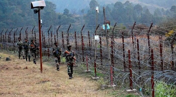 India Bangladesh Border: সীমান্তে বড় টেনশন, BSF-র চোখের সামনে চোরাচালেন, এবার কী হবে? আশঙ্কার কালো মেঘ India Bangladesh Border: সীমান্তে বড় টেনশন, BSF-র চোখের সামনে চোরাচালেন, এবার কী হবে? আশঙ্কার কালো মেঘ