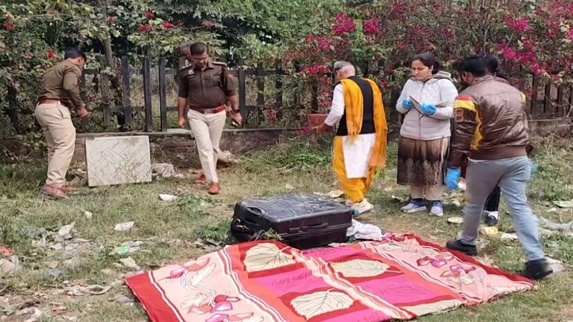 হিমানি নারওয়াল হত্যা মামলায় গঠিত SIT প্রধান ডিএসপি রজনীশ কুমার বলেছেন যে পুলিশ হত্যা মামলায় গুরুত্বপূর্ণ ক্লু পেয়েছে। উদ্ধার করা হয়েছে মোবাইল ফোনও। বিশেষ করে যে সুটকেসে মৃতদেহ পাওয়া গেছে তা পরিবারের। পুলিশ নানা দিক থেকে বিষয়টি খতিয়ে দেখছে। শীঘ্রই প্রকাশ করবে।