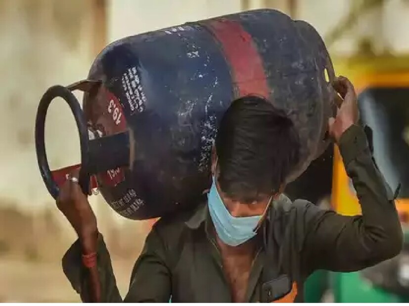 তবে ঘরোয়া এলপিজি সিলিন্ডারের দাম একই রয়েছে। কোনও পরিবর্তন হয়নি। ফলে কিছুটা হলেও স্বস্তি পাচ্ছেন মধ্যবিত্তরা। রাজধানীতে ১৪.২ কেজির ঘরোয়া এলপিজি সিলিন্ডারের দাম ৮০৩ টাকা, মুম্বাইয়ে ৮০২.৫০ টাকা, কলকাতায় ৮২৯ টাকা, এবং চেন্নাইয়ে ৮১৮.৫০ টাকা রয়েছে।