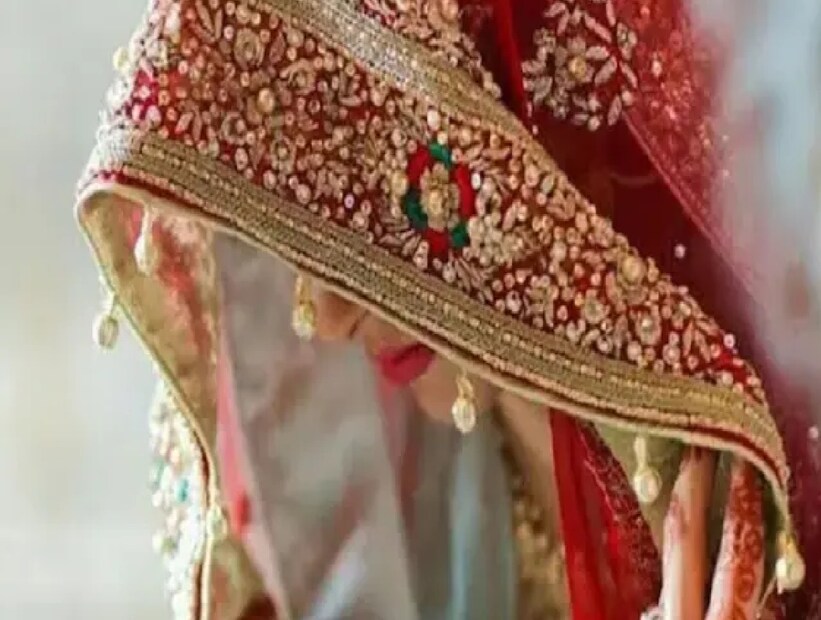 জানা যায়, উত্তরপ্রদেশের মহারাজপুরে, বর যখন কনের গলায় মালা পরাতে উদ্যত হন, তখনই কনে বিয়ে করতে অস্বীকৃতি জানায়। দুই পক্ষের মধ্যে এরপর অনেক বাকবিতণ্ডা চলে। পঞ্চায়েত পর্যন্ত ডাকা হয়। কিন্তু শেষরক্ষা হয়নি। শেষমেশ কনে ছাড়াই বরযাত্রী ফিরে যেতে বাধ্য হয়। Representative Image