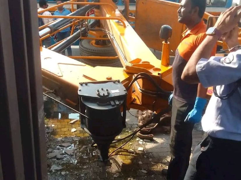 মঙ্গলবার বিকেল ৪টে নাগাদ বারাসাত থেকে হাওড়ার উদ্দেশে যাওয়ার সময় দোলতলা পুলিশ লাইনের কাছে গোডাউন থেকে বেড়ানোর সময় একটি জেসিবিকে সরাসরি ধাক্কা মারে বাসটি। Image: Facebook