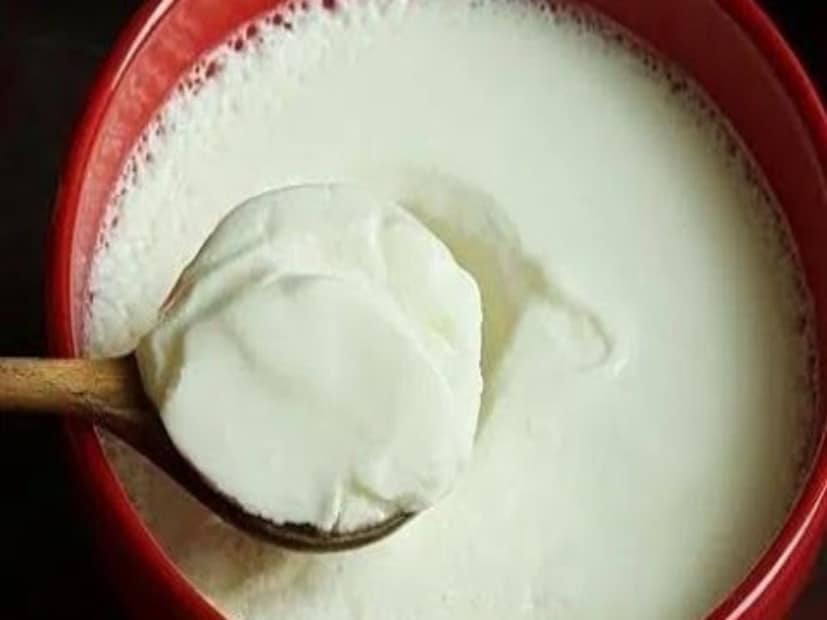 গ্রীষ্মকালে দইয়ের চাহিদা প্রচুর। দই কেবল শরীরে আর্দ্রতা তৈরি করে না, বরং অনেক ধরণের স্বাস্থ্য উপকারিতাও প্রদান করে। কিন্তু গ্রীষ্মে দই কীভাবে সঠিক পদ্ধতিতে খাবেন তা জানা গুরুত্বপূর্ণ।