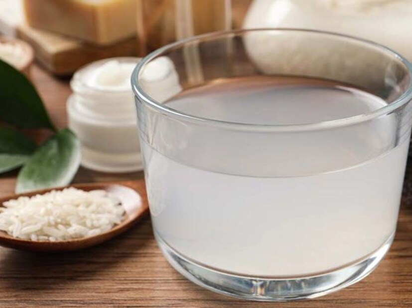 প্রথমে তৈরি করতে হবে চালের জল। এক কাপ চাল (আগে ধুয়ে নিতে হবে) নিয়ে আধ ঘণ্টা ভিজিয়ে রাখতে হবে। আধ ঘণ্টা পর এই জল ছেঁকে নিলেই তৈরি চালের জল। 