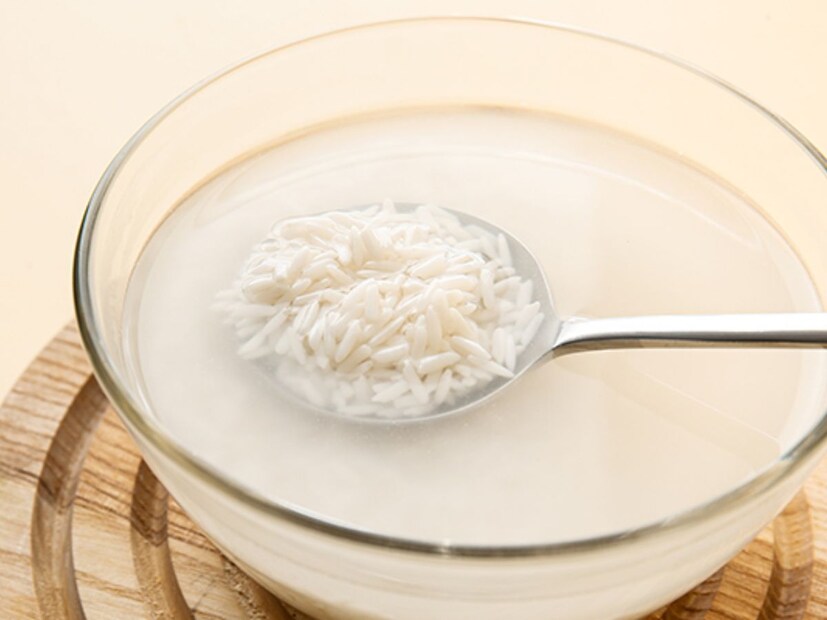 খুশকি দূর করতে ব্রহ্মাস্ত্র হয়ে উঠতে পারে চাল ধোয়া জল। চালে রয়েছে অ্যান্টি-ফাঙ্গাল বৈশিষ্ট&#x200d;্য। অ্যান্টি-অক্সিডেন্টেরও ভাল উৎস। যা খুশকি তাড়াতে সক্ষম। খুশকি দূর করতে কীভাবে মাথায় মাখবেন চালের জল? জেনে নিন