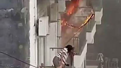 এসির বিস্ফোরণের পর হোস্টেলে ভয়াবহ আগুন ছড়িয়ে পড়ে। ভিডিওতে দেখা যাচ্ছে, আতঙ্কিত ছাত্রীরা প্রাণ বাঁচাতে একের পর এক ঝাঁপ দিচ্ছেন। অভিযোগ উঠেছে, ফায়ার ব্রিগেড দেরিতে ঘটনাস্থলে পৌঁছায়। এসির বিস্ফোরণের পর হোস্টেলে ভয়াবহ আগুন ছড়িয়ে পড়ে। ভিডিওতে দেখা যাচ্ছে, আতঙ্কিত ছাত্রীরা প্রাণ বাঁচাতে একের পর এক ঝাঁপ দিচ্ছেন। অভিযোগ উঠেছে, ফায়ার ব্রিগেড দেরিতে ঘটনাস্থলে পৌঁছায়।