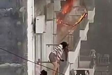 এসিতে বিস্ফোরণ! হোস্টেল জ্বলছে দাউদাউ, প্রাণ বাঁচাতে দ্বিতীয় তলা থেকে ঝাঁপ ছাত্রীদের!