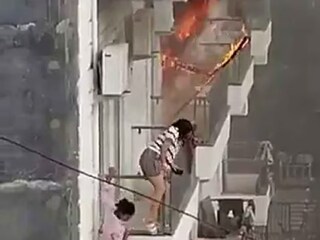 এসির বিস্ফোরণের পর হোস্টেলে ভয়াবহ আগুন ছড়িয়ে পড়ে। ভিডিওতে দেখা যাচ্ছে, আতঙ্কিত ছাত্রীরা প্রাণ বাঁচাতে একের পর এক ঝাঁপ দিচ্ছেন। অভিযোগ উঠেছে, ফায়ার ব্রিগেড দেরিতে ঘটনাস্থলে পৌঁছায়।  