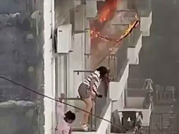 এসির বিস্ফোরণের পর হোস্টেলে ভয়াবহ আগুন ছড়িয়ে পড়ে। ভিডিওতে দেখা যাচ্ছে, আতঙ্কিত ছাত্রীরা প্রাণ বাঁচাতে একের পর এক ঝাঁপ দিচ্ছেন। অভিযোগ উঠেছে, ফায়ার ব্রিগেড দেরিতে ঘটনাস্থলে পৌঁছায়।  