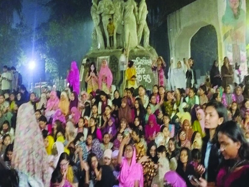 ফের প্রতিবাদ, বিক্ষোভ বাংলাদেশে। ধর্ষকদের প্রকাশ্যে ফাঁসির দাবিতে শনিবার মধ্যরাতে বিক্ষোভ করেছেন ঢাকা বিশ্ববিদ্যালয়ের শিক্ষার্থীরা। শনিবার (৮ মার্চ) রাত সাড়ে ১২টা নাগাদ ঢাকা বিশ্ববিদ্যালয়ের বিভিন্ন আবাসিক হল থেকে শিক্ষার্থীরা এই বিক্ষোভ মিছিল বের করেন। 