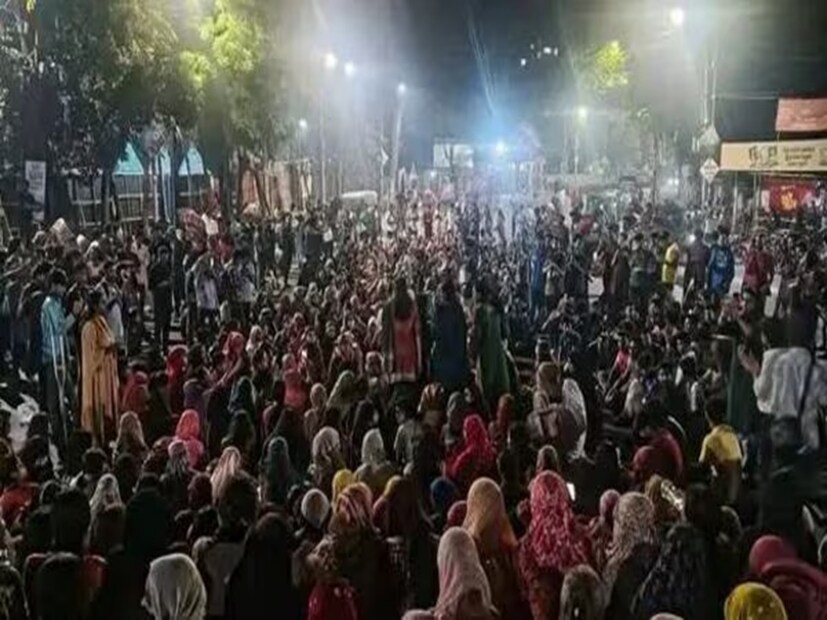 মিছিল থেকে প্রতিবাদীরা সরব হন, ইউনুস সরকারের স্বরাষ্ট্র উপদেষ্টা জাহাঙ্গীর আলমের পদত্যাগের দাবি জানিয়ে। ফের ‘দফা এক, দাবি এক..’র সুর বাংলাদেশে। এবার ধর্ষণে প্রতিবাদে সোচ্চার ঢাকা বিশ্ববিদ্যালয়ের পড়ুয়াদের কণ্ঠে স্লোগানে শোনা গেল,'দফা এক, দাবি এক স্বরাষ্ট্র উপদেষ্টার পদত্যাগ', শোনা গেল ‘উই ওয়ান্ট জাস্টিস’র সুর।   