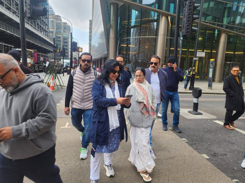 টেমস নদীর ধারে গগনচুম্বী অট্টালিকা। সেখানেই সৌরভ ও ডোনা গঙ্গোপাধ্যায়ের ফ্ল্যাট। আর এদিন মুখ্যমন্ত্রী মমতা বন্দ্যোপাধ্যায়কে নিজেদের ফ্ল্যাট চেনালেন ডোনা।