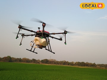 ড্রোনের মাধ্যমে জমিতে সার ও ওষুধ