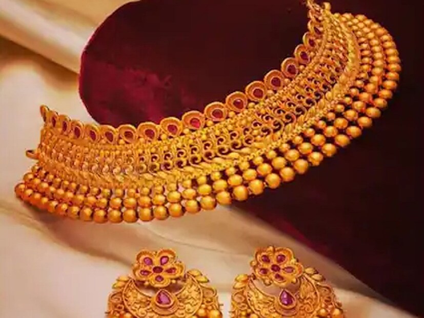 গত কয়েক বছরে যে ভাবে হু হু করে বেড়ে চলেছে সোনালি ধাতুর দাম তার জেরে অনেকেই এখন অন্যান্য বিনিয়োগের মাধ্যমে পাশাপাশি সোনায় বিনিয়োগ করা লাভজনক মনে করেছেন ৷তথ্যসূত্র: স্বর্ণশিল্প বাঁচাও কমিটি (SSBC) ৷ 