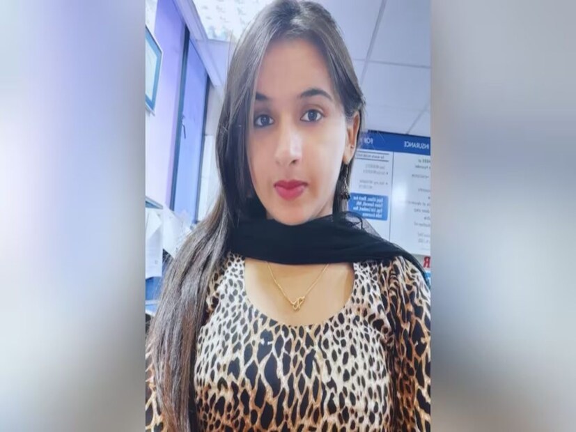 সচিন নামে ওই যুবক হরিয়ানারর-ই বাহাদুরগড়ের বাসিন্দা। গত বছর সোশ্যাল মিডিয়ার মাধ্যমে হিমানীর সঙ্গে আলাপ হয় তাঁর। হিমানীর সঙ্গে গড়ে ওঠে যৌন সম্পর্ক। সেই সম্পর্ককে হাতিয়ার করে হিমানী যখন তাঁকে ব্ল্যাকমেইল করতে শুরু করেন, টাকা আদায় করতে থাকেন, তখনই তাঁর ব্ল্যাকমেইলে বিভ্রান্ত হয়ে সচিন  তাঁকে খুন করেন। সচিনের দাবি, তিনি বার বার করে অনুরোধ করলেও, তাঁর কথা শোনেননি হিমানী। তখনই শ্বাসরোধ করে হিমানীকে খুন করেন তিনি। 