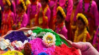 সিনেমা হোক বা বাস্তব জীবন সবক্ষেত্রেই দেখা যায় রঙের উৎসব হোলিতে সাদা পোশাক পরার রেওয়াজ চলে আসছে বহুদিন ধরে। (প্রতীকী ছবি)
সিনেমা হোক বা বাস্তব জীবন সবক্ষেত্রেই দেখা যায় রঙের উৎসব হোলিতে সাদা পোশাক পরার রেওয়াজ চলে আসছে বহুদিন ধরে। (প্রতীকী ছবি)