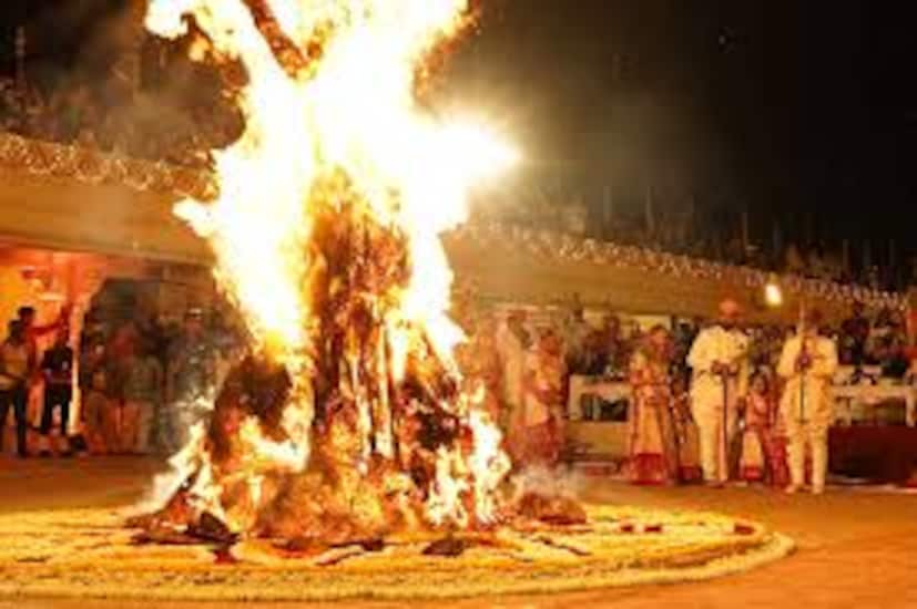  দোলযাত্রার আগের দিন অর্থাৎ ১৩ মার্চ, বৃহস্পতিবার নেড়াপোড়া। প্রতি বছরই দোলের আগের দিন এই উৎসব পালিত হয়। শীতকে বিদায় জানিয়ে বসন্তকে আহ্বান জানানোর উৎসব হল নেড়াপোড়া। নেড়াপোড়া উৎসবের পরের দিন দোল উৎসব। (প্রতীকী ছবি)