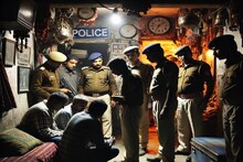 ২২ তরুণী...১ নাবালক! হোটেলের ঘরে সারা রাত চলল 'অদ্ভুত' এই কাণ্ড! পুলিশ এসে দরজা খুলতেই...
