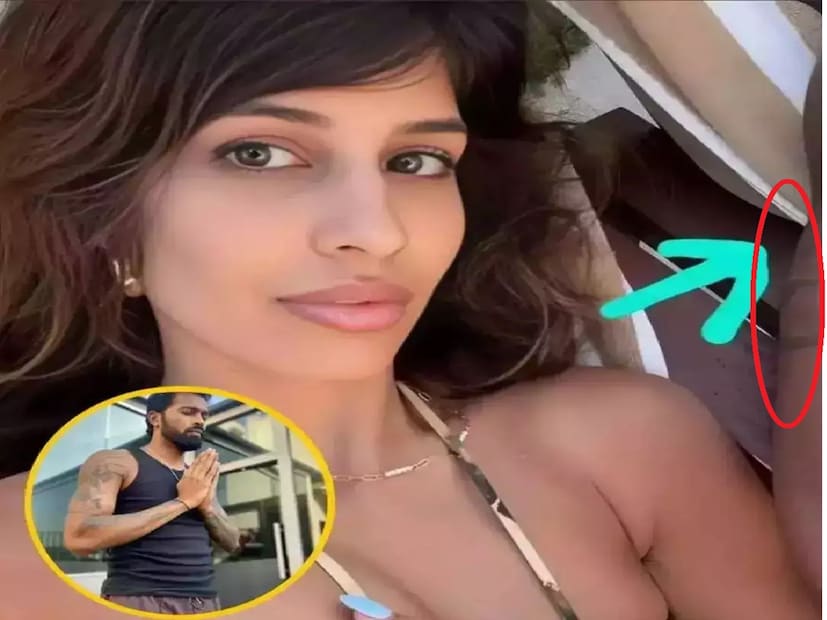 জেসমিনের সেলফিতে হার্দিকের ট্যাটুজেসমিন ওয়ালিয়ার একটি পুরনো সেলফিও ভাইরাল হচ্ছে। ইন্সট্যান্ট বলিউড পেজ ইনস্টাগ্রামে শেয়ার করেছেন জেসমিন ওয়ালিয়ার একটি ছবি। এই ছবিতে জেসমিনের সমান লেভেলে বসে থাকতে দেখা যাচ্ছে কাউকে। ওই ব্যক্তির ট্যাটুও আছে। ওই ব্যক্তির ট্যাটু হার্দিক পান্ডিয়ার হাতের ট্যাটুর সঙ্গে মিলে যায়।