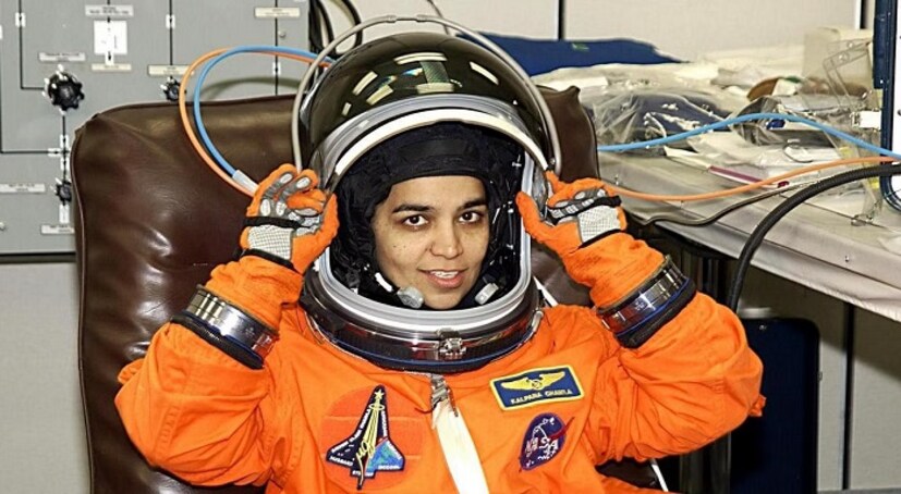  ২০০৩ সালে কলম্বিয়ার যে মহাকাশচারীরা সে দিন প্রাণ হারিয়েছিলেন, তাঁদের মধ্যে ছিলেন কলম্বিয়া মহাকাশযানের কম্যান্ডার রিক হাসব্যান্ড, ছিলেন পাইলট উইলিয়াম ম্যাককুল, পে লোড কম্যান্ডার মিশেল অ্যান্ডারসন, আয়ান রামান, ডেভিড ব্রাউন ও লরেল ক্লার্ক। এই মহাকাশচারীদের সঙ্গেই অনন্তে বিলীন হয়ে যান ভারতীয় বংশোদ্ভূত নভশ্চর ও মহাকাশবিজ্ঞানী কল্পনা চাওলাও। (প্রতীকী ছবি)