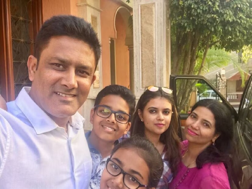 অনেকেই জানেন না, চেতনা রামতীর্থকে প্রথম দেখাতেই ভালবেসে ফেলেছিলেন কুম্বলে। তবে চেতনা বিবাহিতা ছিলেন। এমনকী তাঁর একটি মেয়েও ছিল। তবে চেতনা তাঁর প্রথম বিয়েতে সুখী ছিলেন না। ফলে জীবন চালাতে ট্রাভেল এজেন্সিতে চাকরি নেন।