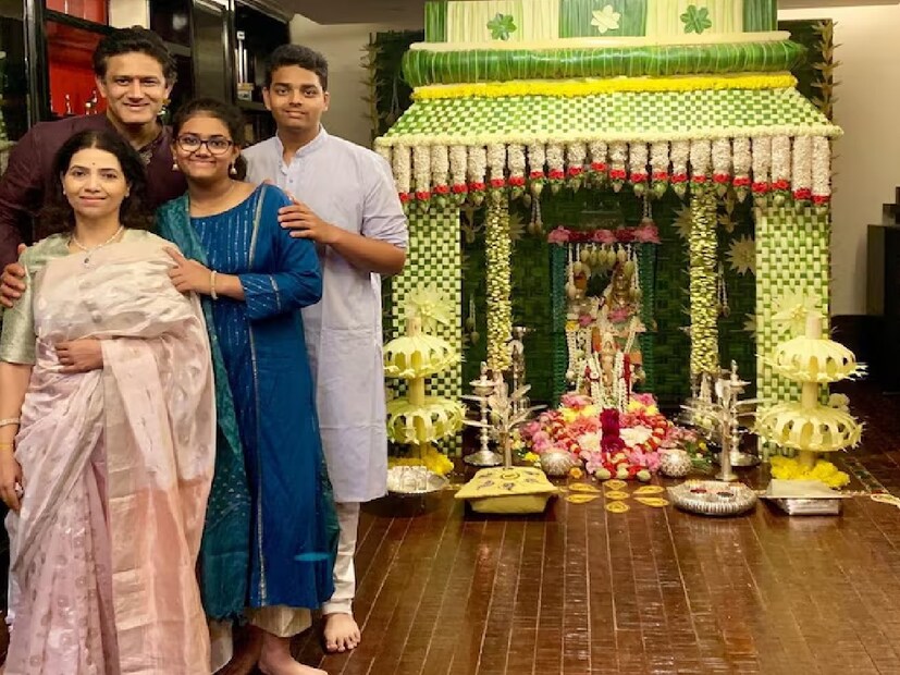 ১৯৯৮ সালে চেতনা প্রথম পক্ষের স্বামীর সঙ্গে বিবাহবিচ্ছেদের সিদ্ধান্ত নেন। আদালতে মামলা হয়। পুরো সময়টাতে বন্ধুর মতো পাশে ছিলেন কুন্বলে। বিবাহবিচ্ছেদ হওয়ার পর চেতনাকে বিয়ের প্রস্তাব দেন কুন্বলে। তবে চেতনা রাজি হননি।