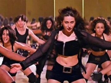 ‘লে গয়ি’ গানে করিশ্মার পিছনে কালো পোশাকে নাচছেন ২ সুপারস্টার! চিনতে পারছেন?