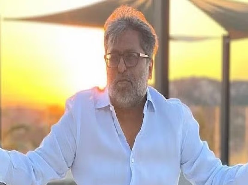 ২০০৭ সালের ১০ সেপ্টেম্বর আইপিএল শুরু করার জন্য ললিত মোদিকে প্রায় ১০০ কোটি টাকার চেক দিয়েছিলেন তৎকালীন বিসিসিআই সভাপতি শরদ পাওয়ার। মুম্বইয়ে তাঁর অফিস থেকে আইপিএলের নীলনকশা সাজানো শুরু করেন ললিত। ললিতকে শর্ত দেওয়া হয়, তিনি কোনও মাইনে পাবেন না। ললিতও পাল্টা শর্ত রাখেন, ৫ বছর এই লিগ থেকে দূরে থাকবে বিসিসিআই।