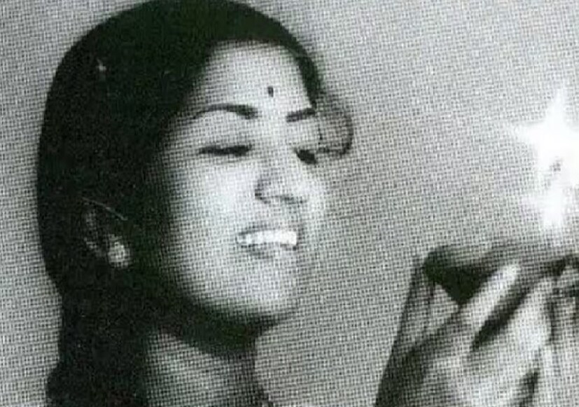 লতা মঙ্গেশকরের অসমাপ্ত প্রেমের গল্প অনেকের অজানা। সেই গল্পের নায়ক ছিলেন প্রাক্তন ক্রিকেটার ও বোর্ড অব কনট্রোল ফর ক্রিকেট ইন ইন্ডিয়ার (বিসিসিআই) প্রয়াত সভাপতি রাজ সিং দুঙ্গাপুর। পরিবারের আপত্তি থাকায় সেই প্রেমেও পূর্ণতা পায়নি। শেষ পর্যন্ত দু'জনে প্রতিজ্ঞা মেনে অবিবাহিত থেকেছেন আজীবন।