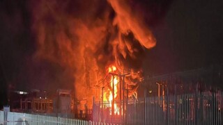 লন্ডনের আগুনের জেরে স্তব্ধ হিথরোর বিমান পরিষেবা। (ছবি- এএফপি)