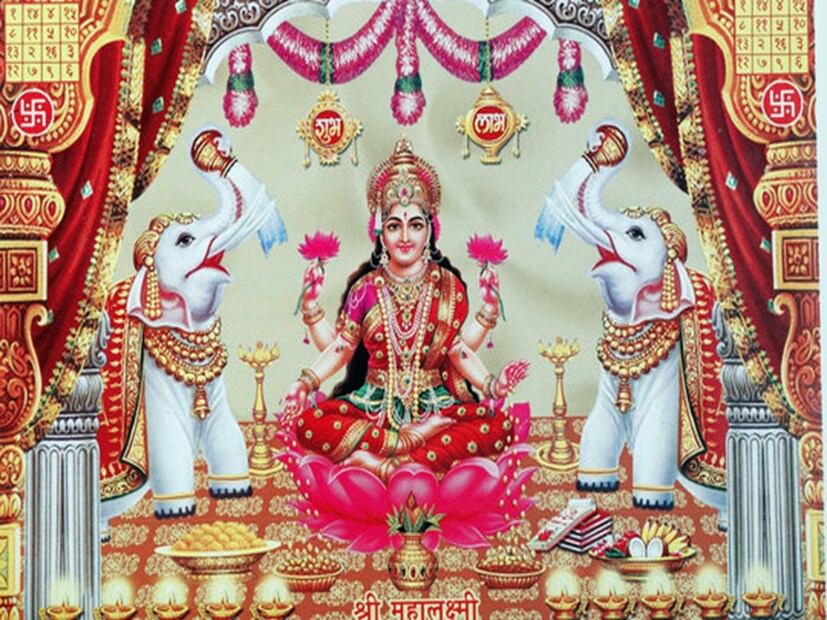  অক্ষয়তৃতীয়ার দিন বাড়িতে গোটা ধনে কিনে এনে মা লক্ষ্মীদেবীর সামনে রেখে পুজো করুন। পরের দিন সেই ধনেটা দু’ভাগে ভাগ করে নিয়ে, এক ভাগ লাল কাপড়ে মুড়ে টাকা রাখার জায়গায় রেখে দিন, বাকিটা বাড়িতে কোনও পরিষ্কার স্থানে পুঁতে দিন।<br />এই দিন কয়েকটা জিনিস কেনা খুবই শুভ বলে মনে করা হয়। যেমন সৈন্ধব লবণ, তুলো, সাদা সর্ষে, কড়ি। মাটির যে কোনও পাত্র বা মাটির প্রদীপ কিনে এনেও বাড়িতে জ্বালাতে পারেন। তবে এই কয়েকটা জিনিসের মধ্যে সাদা সর্ষে এবং সৈন্ধব লবণটা খাওয়া যাবে না। এগুলো কিনে এনে বাড়িতে রেখে দিতে হবে।