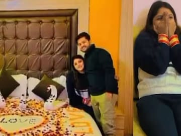 এরপর দু’জনে একসঙ্গে কেক কাটেন এবং মোমবাতির আলোয় শ্যাম্পেন উপভোগ করেন। ভিডিওতে নববধূকে এই রোমান্টিক রাতের জন্য উচ্ছ্বসিত দেখায়। এই ভিডিওতে কিছু ছবি-ও যুক্ত করা হয়েছে, যা দেখতে বেশ সুন্দর। তবে সমালোচনার আশঙ্কায় ওই দম্পতি অত্যন্ত কৌশলে কমেন্ট বক্স বন্ধ রেখেছিলেন।  