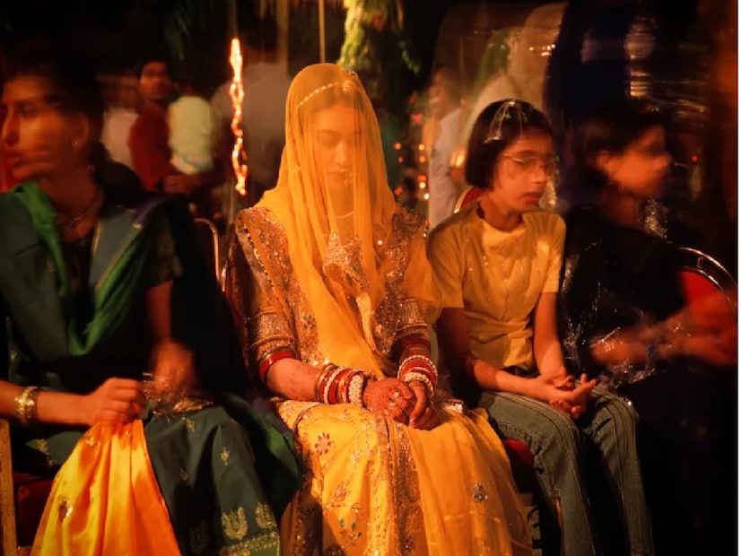 মহিলার সপ্তম স্বামী সুরজ সাইনি জানান, তাঁর স্ত্রীর নাম জ্যোতি, ডাকনাম কিট্টু। সুরজ সাইনির দাবি, মাত্র ১৫ দিন আগে তিনি তাঁর স্ত্রীর সত্যতা সম্পর্কে জানতে পারেন। জানতে পারেন জ্যোতি ইতিমধ্যে অনেকের সঙ্গে বিবাহিাত এবং সেই সমস্ত ছেলেরা দিল্লির বাসিন্দা। সুরজ জানান, জ্যোতি প্রথমে ছেলেদের নিজের প্রেমের ফাঁদে ফেলেন, পরে জোর করে হুমকি দিয়ে বিয়ে করেন এবং পরে নির্যাতন করে টাকা নিয়ে পালিয়ে যান।