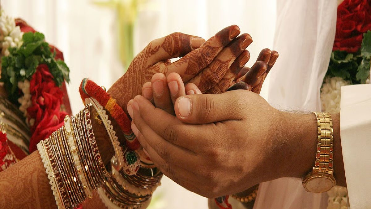বিয়েতে হবু বউয়ের ঘোমটা সরাতেই ভিড়মি খেলেন বর,পড়িমরি দৌড়, কেন? বিয়ের সাজে কে বসেছিল জানেন?