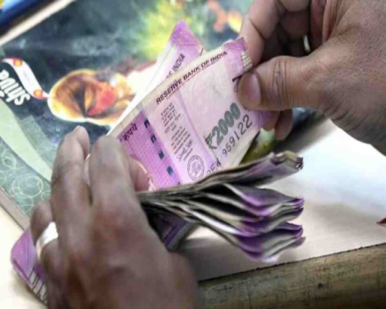 মনে রাখবেন, আপনার 'স্যালারি' অপ্রয়োজনীয় জিনিসে খরচ করার পরিবর্তে, সঞ্চয় এবং বিনিয়োগের উপর দিন মনোযোগ। এবার 'ধনী' হওয়ার উপায় নিয়ে ঠিক এমনই পরামর্শ দিয়েছেন জেরোধার সহ-প্রতিষ্ঠাতা এবং সিইও নীতিন কামাথ। কামাত তাঁর পরামর্শে বিনিয়োগকারীদের বলেন যে 'মধ্যবিত্ত ফাঁদ' মানুষকে এমনভাবে আটকে রাখে যে এর থেকে বেরিয়ে আসা কঠিন হয়ে পড়ে। Representative Image