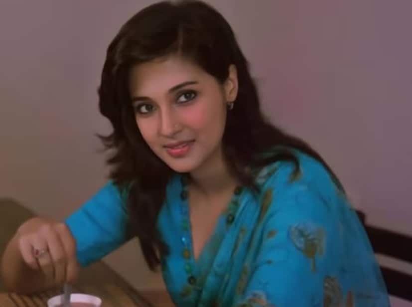 যে অভিনেত্রী তাঁর বাড়িতে পুরনো জিনিস গুছিয়ে রাখেন৷ তিনি আজও তাঁর বাড়িতে অনেক ছবি সংরক্ষিত রেখেছেন। মুনমুন স্কুলে শিক্ষকতাও করেছেন। তিনি ইংরেজি বিষয়ের পাশাপাশি শিশুদের ছবি আঁকাও শেখাতেন। মা হওয়ার পর মুনমুন সেনের প্রথম ছবি। 
