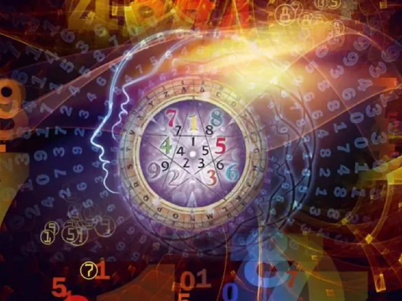 সংখ্যাতত্ত্বে (Numerology) ১ থেকে ৯ পর্যন্ত সংখ্যাগুলিকে মূল সংখ্যা হিসেবে ধরা হয়, যা ব্যক্তির জন্ম তারিখের উপর ভিত্তি করে নির্ধারিত হয়। কোনও ব্যক্তির জন্ম তারিখের অঙ্কগুলির যোগফলকে সেই ব্যক্তির মূল সংখ্যা বা মূলাঙ্ক (Mulank) বলা হয়। উদাহরণস্বরূপ, যদি কেউ মাসের ১২ তারিখে জন্মগ্রহণ করেন, তবে তাঁর মূল সংখ্যা হবে ৩ (১+২=৩)। 